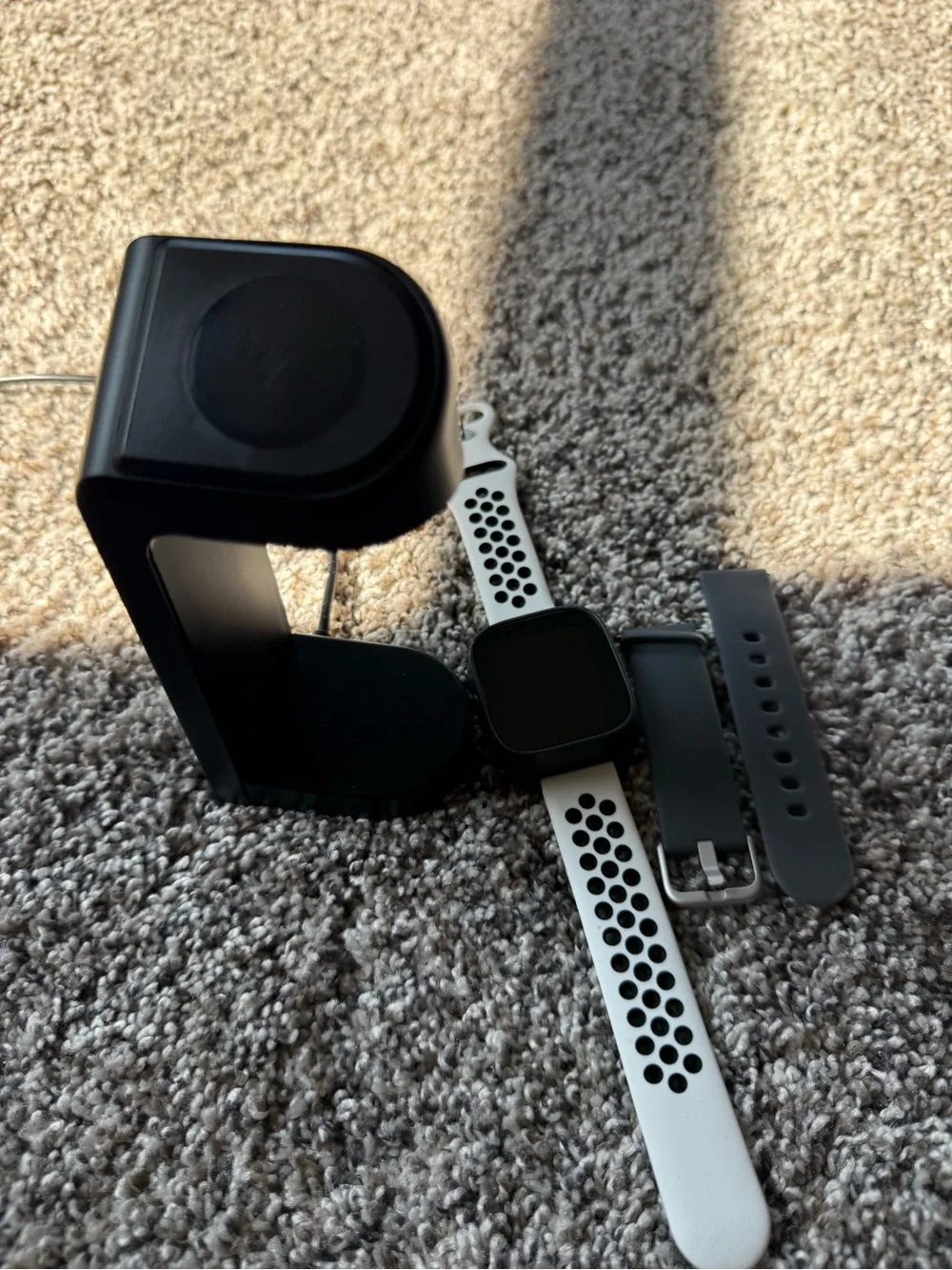 Verizon Gizmo smartwatch with extra bands and charging station